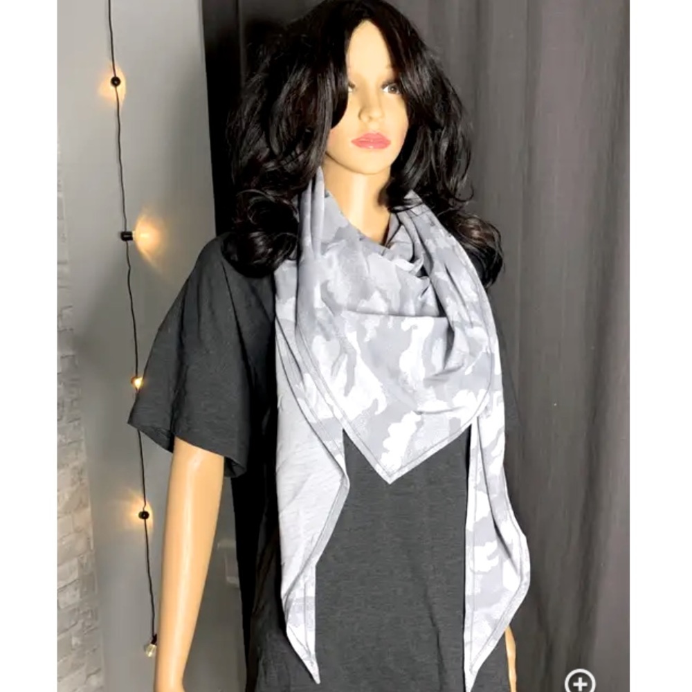 Lululemon scarf 🩶🤍